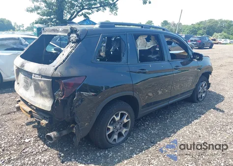 2023 Honda Passport Awd Trailsport z USA, uszkodzony, nr VIN 5FNYF8H64PB040652